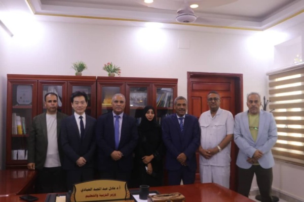 وزير التربية العبادي يبحث مع وفد شركة خان لوسنغ الصينية سبل التعاون المشترك وزير التربية العبادي يبحث مع وفد شركة خان لوسنغ الصينية سبل التعاون المشترك