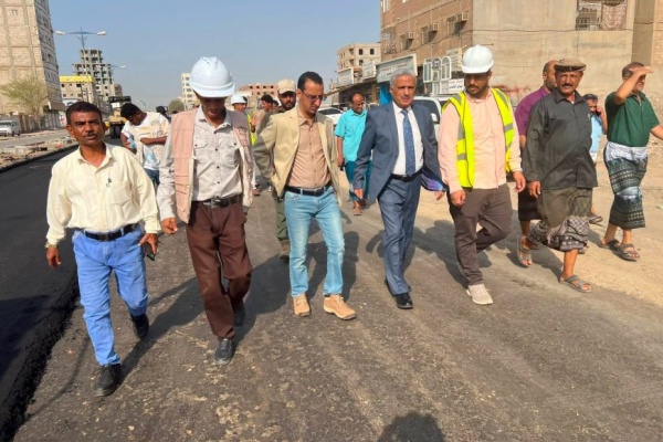 رئيس صندوق صيانة الطرق يتفقد أعمال إسفلت طريق التقنية إنماء بعدن ويوج ه بتسريع الإنجاز وفق أعلى معايير الجودة