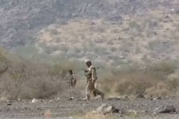 كاميرا إعلامي حوثي توث ق انسحاب عناصر الجماعة من مواقع في تعز عقب سيطرة القوات الحكومية شاهد كاميرا إعلامي حوثي توث ق انسحاب عناصر الجماعة من مواقع في تعز عقب سيطرة القوات الحكومية شاهد