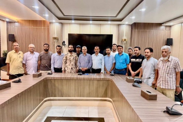 بتكليف من الوزير السقطري تكريم قائد وأفراد نقطة رأس عمران لدورهم في ضبط تهريب المبيدات والأسمدة بتكليف من الوزير السقطري تكريم قائد وأفراد نقطة رأس عمران لدورهم في ضبط تهريب المبيدات والأسمدة