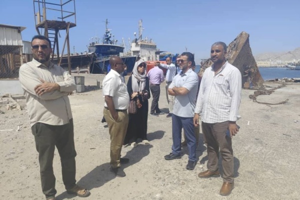 وفد برنامج الأغذية العالمي wfp يقوم بجولة ميدانية تقييمية في ميناء المكلا