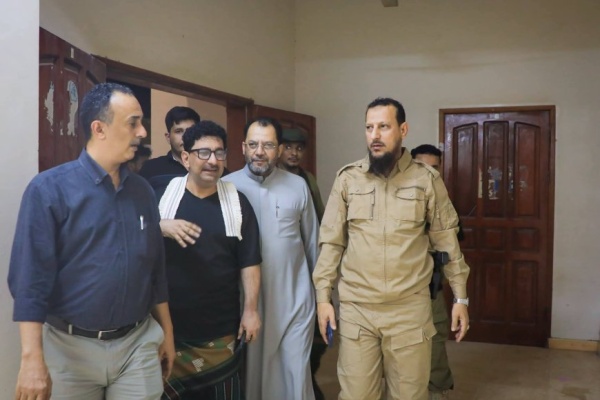 شيخ والكاف يطل عان على سير العمل في مركز الطوارئ والإسعاف ومصنع الأكسجين بالعاصمة عدن شيخ والكاف يطل عان على سير العمل في مركز الطوارئ والإسعاف ومصنع الأكسجين بالعاصمة عدن