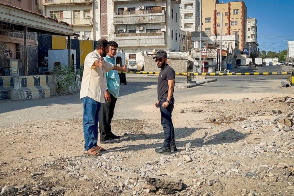 مدير صيرة يطلع على حلول تأهيل طريق البنك المركزي وأعمال الرصف بحي العيدروس