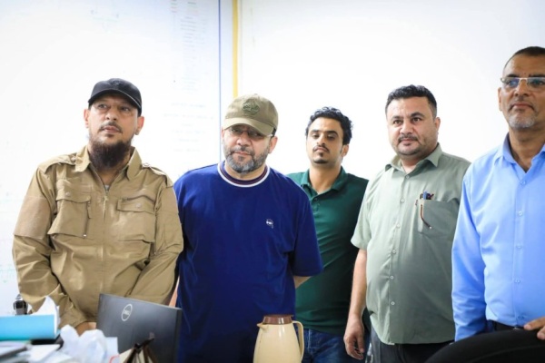 محافظ العاصمة عدن ووزير الكهرباء يتفقدان محطات الكهرباء بمديريتي البريقة والمنصورة