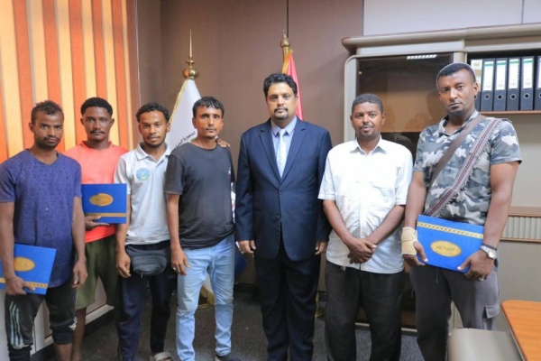 وزير التعليم الفني والتدريب المهني يكرم عمال صندوق النظافة والتحسين تقديرا لجهودهم في معالجة طفح الصرف الصحي بجوار ديوان الوزارة وزير التعليم الفني والتدريب المهني يكرم عمال صندوق النظافة والتحسين تقديرا لجهودهم في معالجة طفح الصرف الصحي بجوار ديوان الوزارة