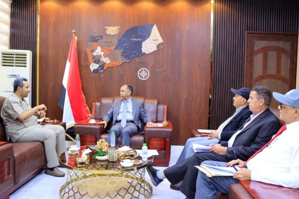 وزير الصناعة والتجارة ومحافظ لحج يبحثان تعزيز البيئة الاستثمارية وتطوير المناطق الصناعية بالمحافظة وزير الصناعة والتجارة ومحافظ لحج يبحثان تعزيز البيئة الاستثمارية وتطوير المناطق الصناعية بالمحافظة