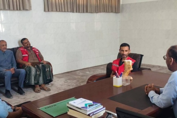 الهلال الأحمر اليمني بالمهرة يستجيب لمناشدة سكنات الطلاب ويوزع مستلزمات نظافة ومطبخ لـ330 طالب ا وطالبة