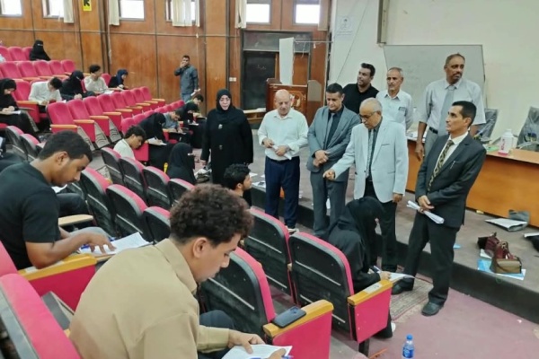 نائب رئيس جامعة عدن يتفقد سير امتحانات المفاضلة بكلية الحقوق