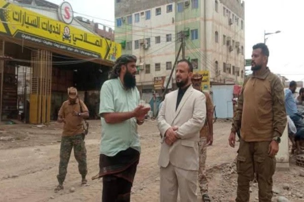 اليزيدي يتفقد أعمال تسوية وتأهيل طريق فرعي من جولة العمري باتجاه الحي السكني اليزيدي يتفقد أعمال تسوية وتأهيل طريق فرعي من جولة العمري باتجاه الحي السكني