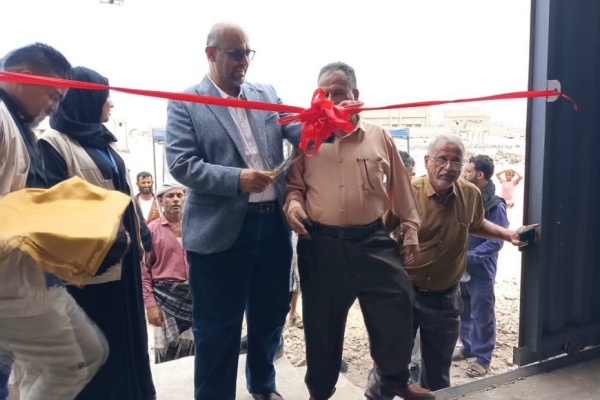 برعاية الوزير السقطري ومحافظ عدن تدشين مصنع للثلج المجروش لخدمة الصيادين في قعوة بالبريقة برعاية الوزير السقطري ومحافظ عدن تدشين مصنع للثلج المجروش لخدمة الصيادين في قعوة بالبريقة