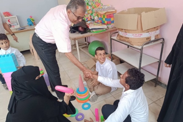 مدير عام المعلا يزور جمعية الرحمة لذوي الاحتياجات الخاصة ويطلع على برامجها التعليمية