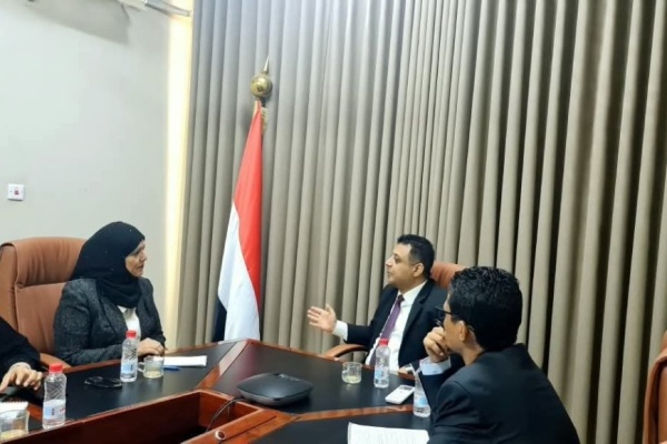 وزير الدولة المعني بالنزوح والطوارئ الإنسانية يبحث مع رئيسة اللجنة الوطنية للمرأة تعزيز التعاون المشترك لدعم النازحات وزير الدولة المعني بالنزوح والطوارئ الإنسانية يبحث مع رئيسة اللجنة الوطنية للمرأة تعزيز التعاون المشترك لدعم النازحات