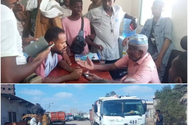 سائقو آليات صندوق النظافة في عدن يحتجون على استقطاعات من مستحقاتهم سائقو آليات صندوق النظافة في عدن يحتجون على استقطاعات من مستحقاتهم