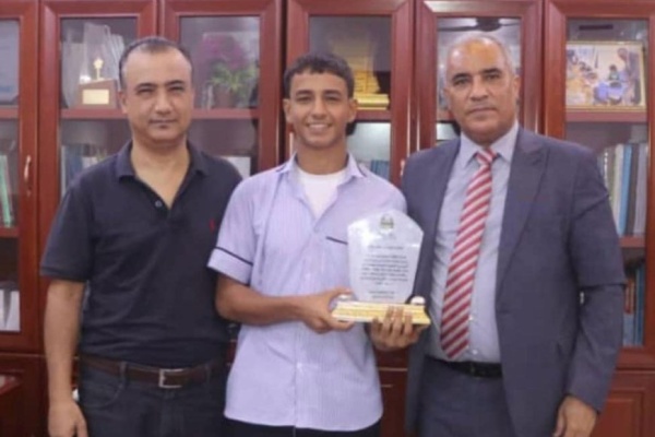 وزير التربية العبادي يكرم بطل أولمبياد العلوم الدولية أيهم عبد الحكيم بدرع التميز وزير التربية العبادي يكرم بطل أولمبياد العلوم الدولية أيهم عبد الحكيم بدرع التميز
