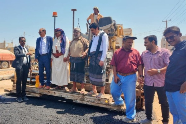 الوكيل الدغاري يدشن أعمال الأسفلت للمرحلة الثانية من مشروع تأهيل الشارع الرئيسي ويتفقد مستشفى عزان العام