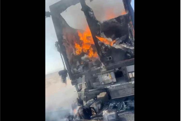 عاجل استهداف شاحنة نقل فواكه بطيران مسير في شبوة عاجل استهداف شاحنة نقل فواكه بطيران مسير في شبوة