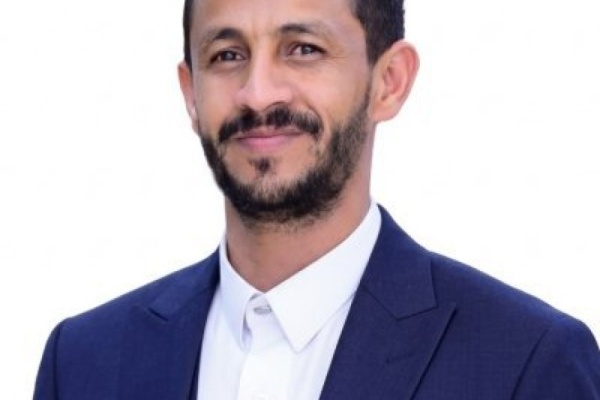 تغريدة ساخرة لمنشد حوثي تستفز خبيرا سعوديا