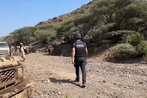 موفد قناة العربية يتعرض لاستهداف حوثي أثناء تغطيته سير المعارك في تعز فيديو