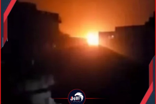 عاجل وبالفيديو انفجارات عنيفة ومتتالية للحظة استهداف الطيران الحربي ميناء الصليف عاجل وبالفيديو انفجارات عنيفة ومتتالية للحظة استهداف الطيران الحربي ميناء الصليف