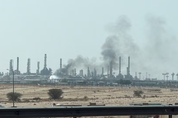 رويترز تصاعد أعمدة الدخان في محيط منشأة أرامكو السعودية
