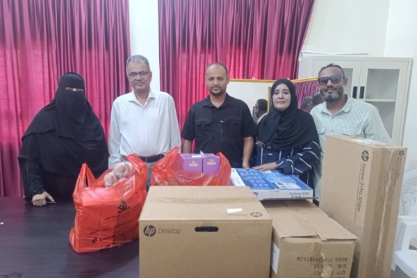 مدير عام المعلا يسل م مركز محو الأمية أجهزة كمبيوتر ومستلزمات لدعم الأسر المنتجة مدير عام المعلا يسل م مركز محو الأمية أجهزة كمبيوتر ومستلزمات لدعم الأسر المنتجة