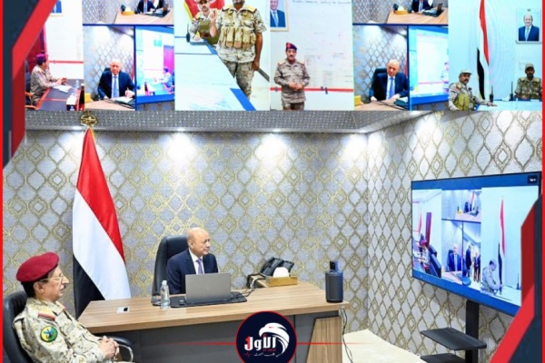 من غرفة العمليات العسكرية الرئيس العليمي يتابع ميدانيا مسار فجر اليمن ويؤكد زمام المبادرة بات بيد الدولة من غرفة العمليات العسكرية الرئيس العليمي يتابع ميدانيا مسار فجر اليمن ويؤكد زمام المبادرة بات بيد الدولة