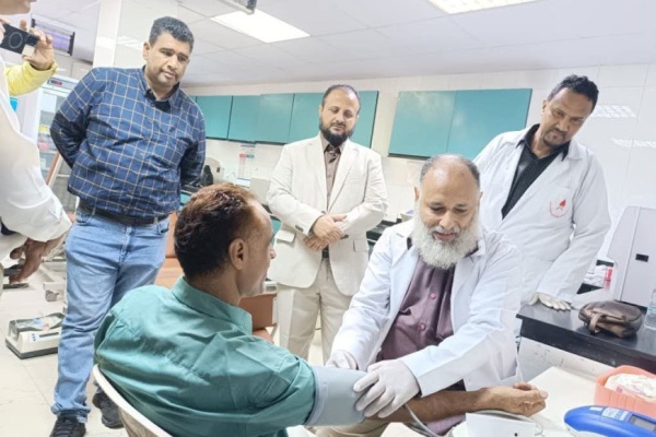 مدير عام المنصورة يدشن حملة للتبرع بالدم في مستشفى المنصورة الجراحي دعما للمرابطين في الجبهات