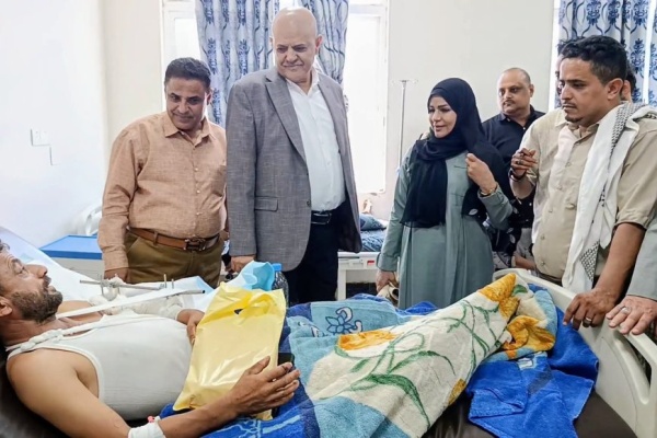 محافظ تعز يتفقد جرحى القوات المسلحة في مستشفيات المحافظة