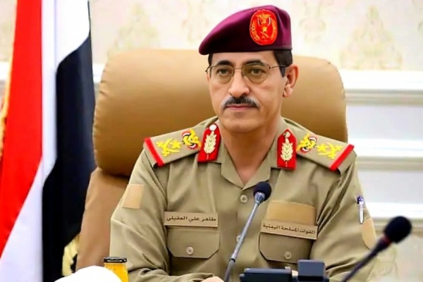 وزير الدفاع يكشف موقف الحكومة الشرعية من هدنة تقدمت بها جماعة الحوثي