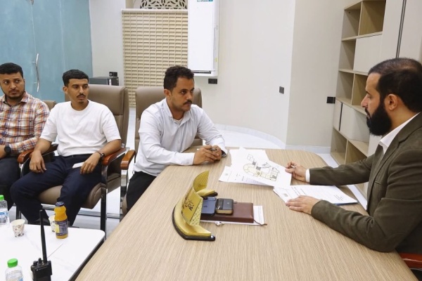 محافظ أبين يناقش مع مدير عام الأشغال تنفيذ عدد من المشاريع وإعادة تأهيل المجمع الحكومي