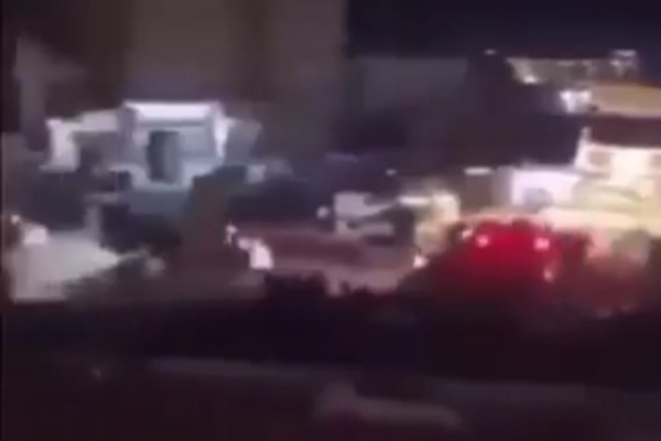 مقطع مصور يوثق الطوق الأمني والمدرعات المرافقة لسيارات الإسعاف عقب غارات استهدفت قيادات حوثية من الصف الأول بصنعاء