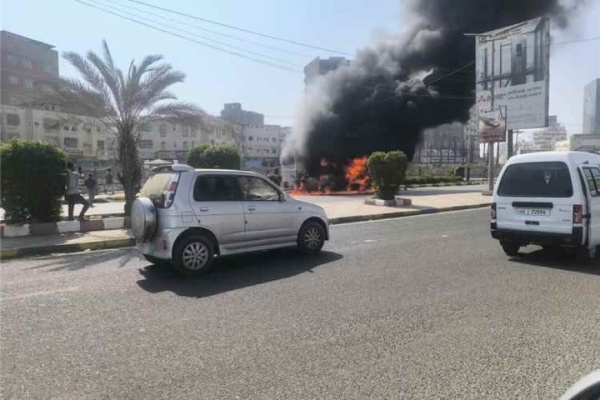 حريق يلتهم محل ا لبيع القهوة بخط التسعين بعدن حريق يلتهم محل ا لبيع القهوة بخط التسعين بعدن