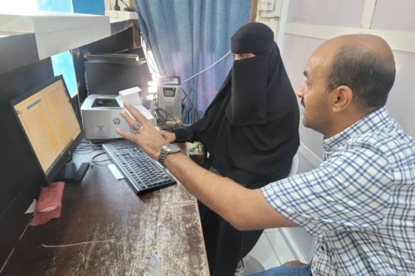 مدير صحة البريقة يط لع على سير العمل بالبرنامج المحاسبي في مركز بئر أحمد الصحي
