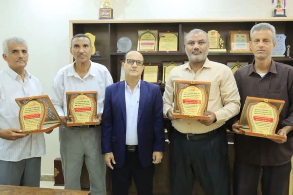 مدير عام دارسعد يكرم خمسه من المدراء المميزين في مهام عملهم على مستوى المديرية مدير عام دارسعد يكرم خمسه من المدراء المميزين في مهام عملهم على مستوى المديرية