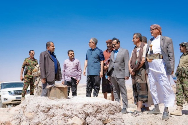 المحافظ بن الوزير يتفقد مشروع مياه المحضرة والمناطق المجاورة المحافظ بن الوزير يتفقد مشروع مياه المحضرة والمناطق المجاورة