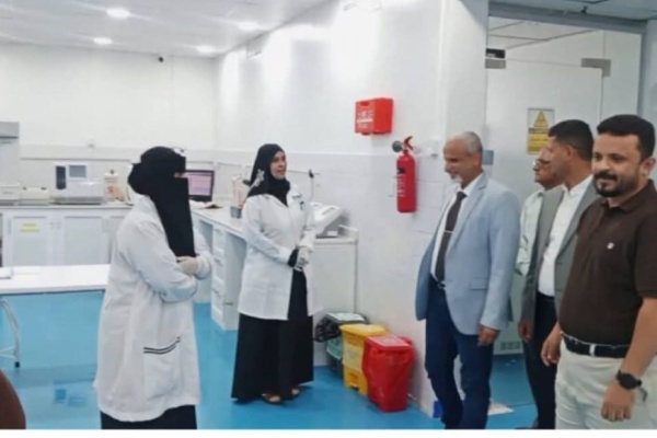 الوكيل الشبحي يتفقد سير العمل في المركز الوطني للمختبرات المركزية برفقة مدير عام الجودة بوزارة الصحة العامة الوكيل الشبحي يتفقد سير العمل في المركز الوطني للمختبرات المركزية برفقة مدير عام الجودة بوزارة الصحة العامة