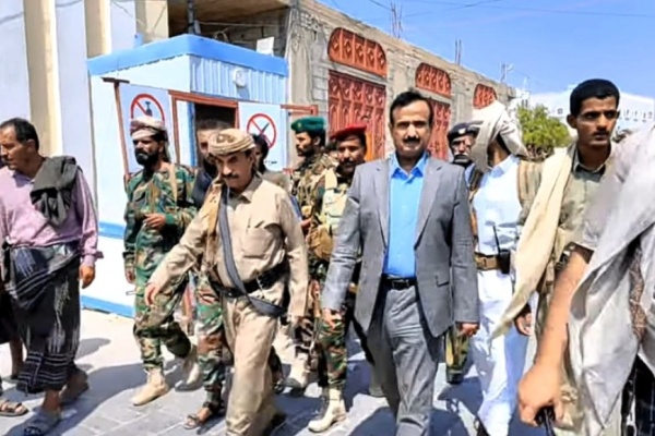 المحافظ بن الوزير يتفقد جرحى الهجوم الإرهابي على مركز تدريبي ويوجه بتوفير الرعاية الطبية اللازمة المحافظ بن الوزير يتفقد جرحى الهجوم الإرهابي على مركز تدريبي ويوجه بتوفير الرعاية الطبية اللازمة