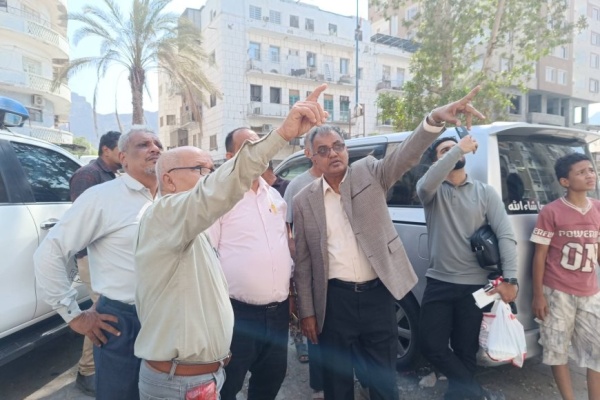 مدير عام مديرية المعلا ينزل ميداني ا عقب سقوط بلكونتين بعمارة الحياة ويوج ه بمعالجة الأضرار والتحذير من مخاطر مماثلة مدير عام مديرية المعلا ينزل ميداني ا عقب سقوط بلكونتين بعمارة الحياة ويوج ه بمعالجة الأضرار والتحذير من مخاطر مماثلة