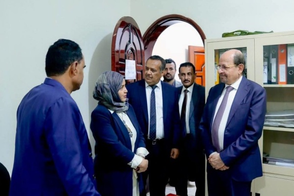 رئيس الوزراء يزور وزارة الشؤون القانونية ويؤكد على دورها في اعداد ملفات جرائم مليشيات الحوثي الإرهابية