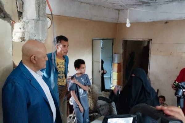 محافظ تعز يتفقد المنزل المستهدف بالقصف الحوثي في مديرية المظفر ويوج ه بإعادة بنائه وتوفير سكن مؤقت للأسرة المتضررة
