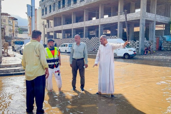 حداد يطلع على أعمال شفط المياه في عدد من مديريات العاصمة عدن حداد يطلع على أعمال شفط المياه في عدد من مديريات العاصمة عدن