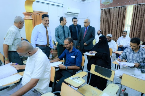العطاس يتفقد سير الامتحانات بكلية العلوم الاجتماعية والإنسانية بجامعة عدن