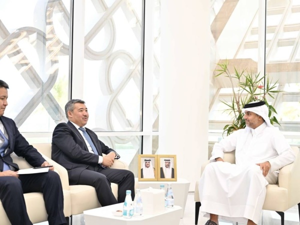الرئيس التنفيذي لـ المناطق الحرة يستعرض التعاون الاستثماري