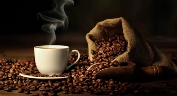 القهوة الفاتحة أم الداكنة أيهما تحتوي على كافيين أكثر