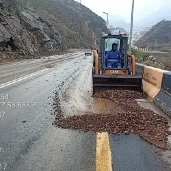 بلدية الدائر تواصل فتح الطرق المتضررة من الأمطار