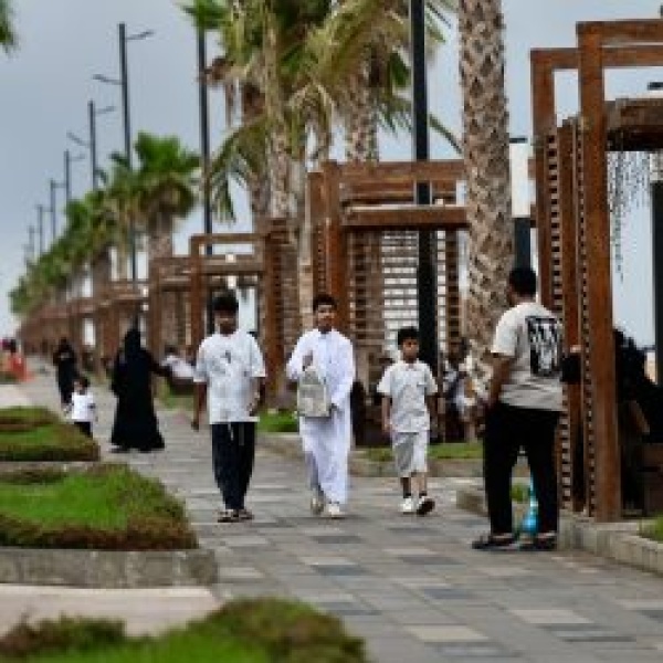 أجواء جازان الماطرة تدفع الأهالي إلى المتنزهات والمماشي أجواء جازان الماطرة تدفع الأهالي إلى المتنزهات والمماشي