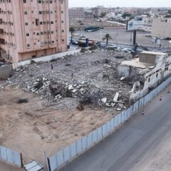 بلدية أبوعريش تزيل مسجد التقوى القديم لتوسعة شارع الملك عبدالعزيز