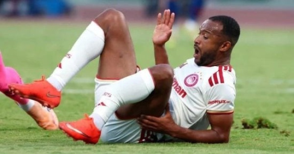 كسر يبعد الكعبي عن الملاعب لفترة طويلة ويغيبه عن المنتخب المغربي كسر يبعد الكعبي عن الملاعب لفترة طويلة ويغيبه عن المنتخب المغربي