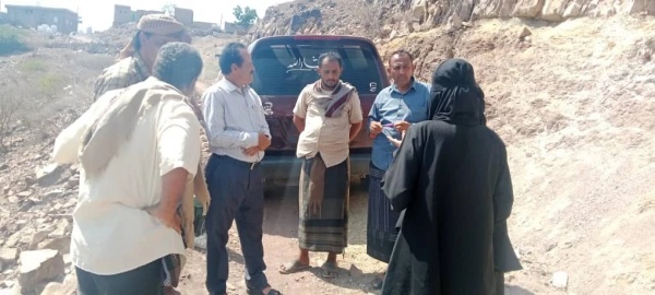 مأمور كرش القبيطة وفريق أوكسفام يتفقدان مشروع رصف طريق الحصين بلحج