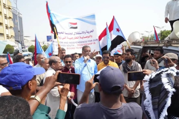 الاتحاد العام لنقابات عمال الجنوب ينظم وقفة احتجاجية للمطالبة بتحسين الخدمات وصرف الرواتب الاتحاد العام لنقابات عمال الجنوب ينظم وقفة احتجاجية للمطالبة بتحسين الخدمات وصرف الرواتب